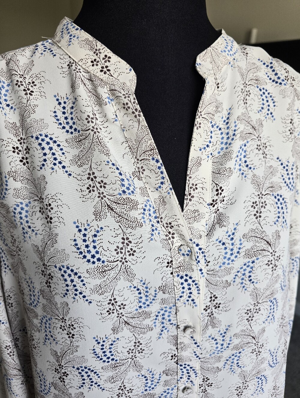 Ann Taylor Floral V-Neck Blouse Long Sleeve Cream Blue Size LP Work Career - Picture 5 of 8